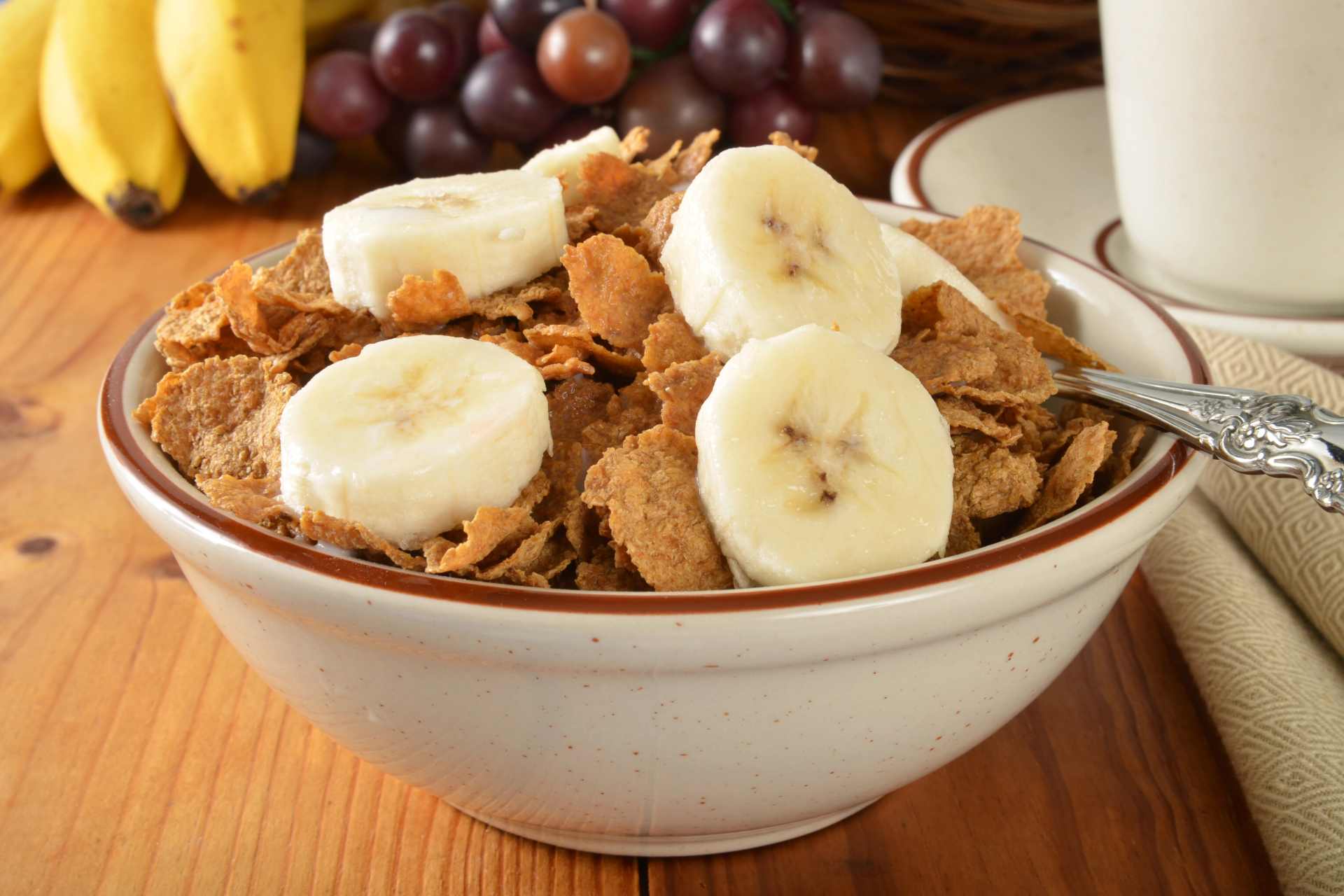 A bowl of breakfast cereal topped with fresh banana slices, symbolizing everyday foods where glyphosate residues may be found.